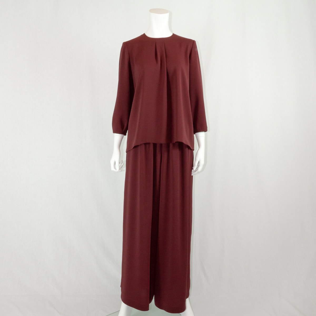 後ろボタンの梨地ブラウス