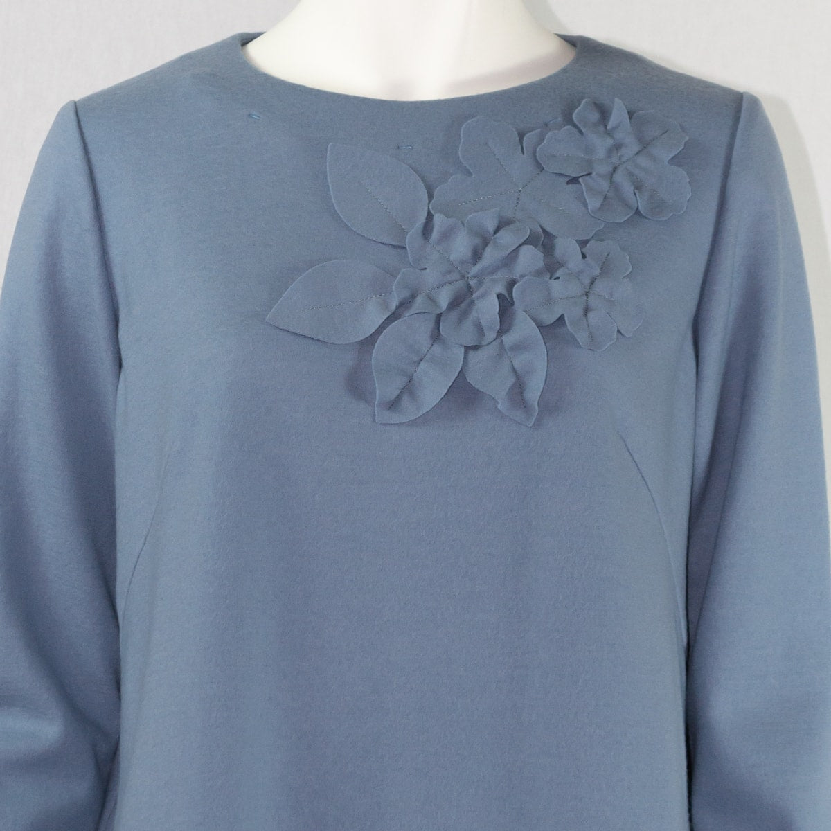 花柄刺しゅうのワンピース