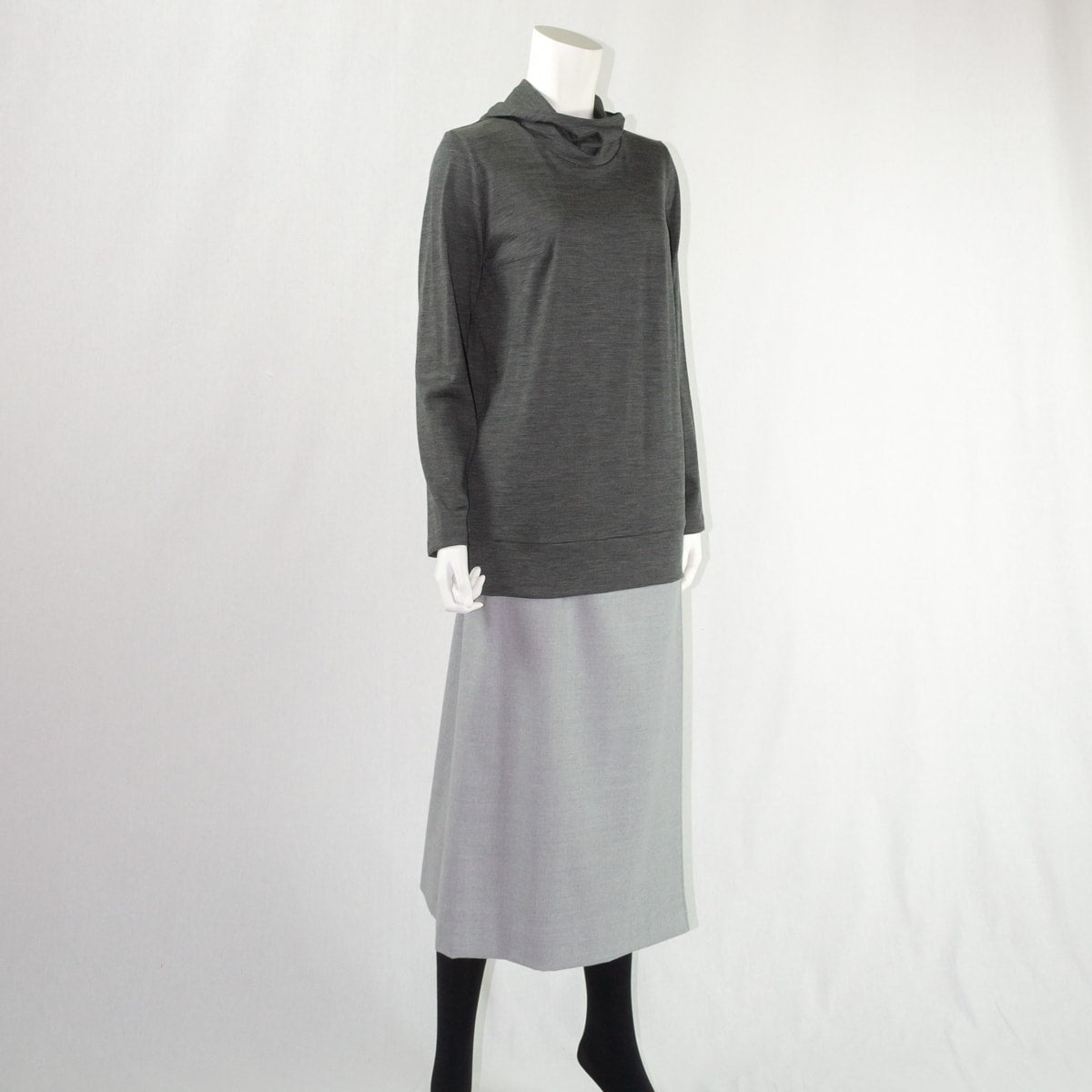 ウール100%のフード付きプルオーバー