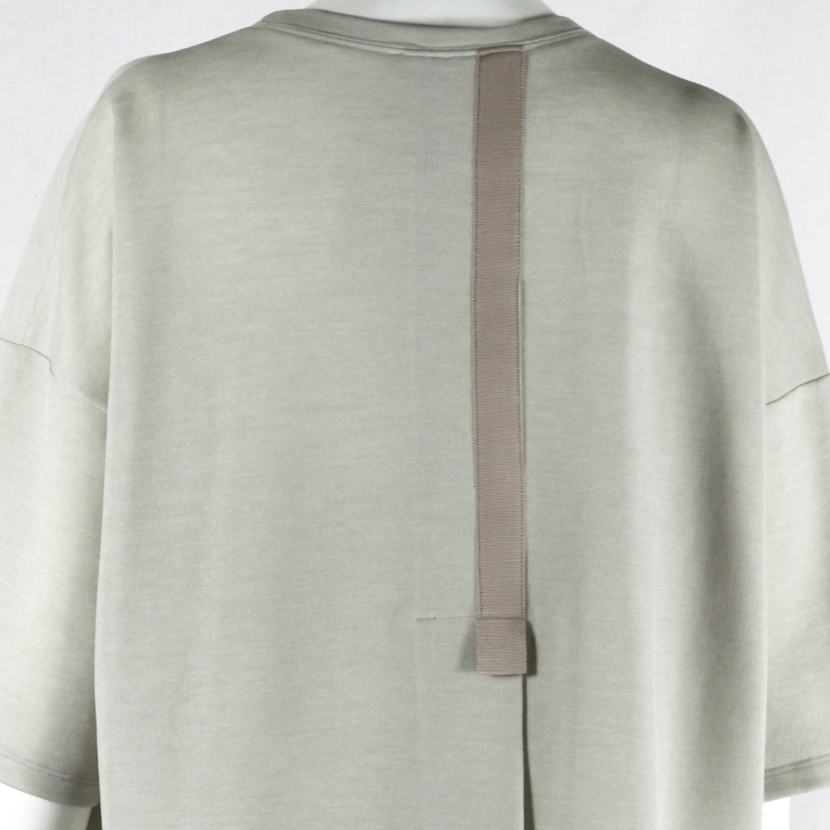 テープデザインの七分袖プルオーバー