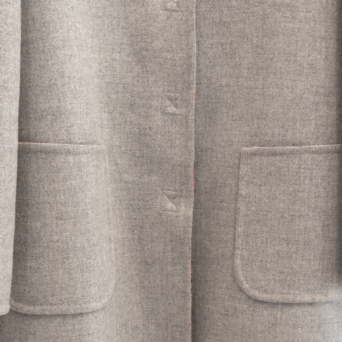 ビンテージ素材のノーカラーコート